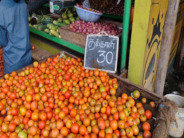 In Cuddalore, a kilo of tomatoes sells for 30 rupees - competing buyers கடலூரில் ஒரு கிலோ தக்காளி 30 ரூபாய்க்கு விற்பனை - போட்டிபோட்டு வாங்கி செல்லும் மக்கள்