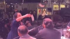 અમેરિકા: લોક ગાયક કિર્તીદાન ગઢવી પર ફરી ડોલરનો વરસાદ, જુઓ ગુજરાતી ન્યુઝ