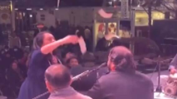 અમેરિકા: લોક ગાયક કિર્તીદાન ગઢવી પર ફરી ડોલરનો વરસાદ, જુઓ ગુજરાતી ન્યુઝ