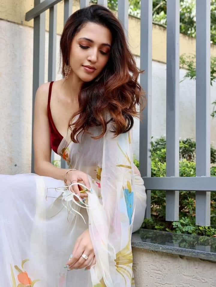 రౌడీ పిల్ల నేహా శెట్టి.. చీరలో మెస్మరైజ్ చేస్తున్న చిన్నది Image Credit: Neha Shetty/Instagram