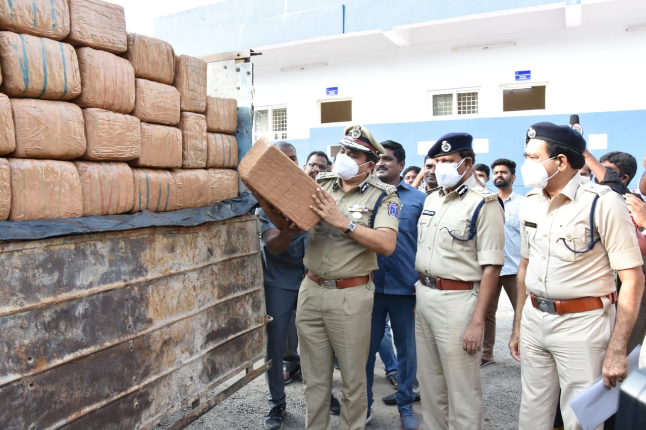 Hyd Ganja : పైన ఎరువులు.. కింద గంజాయి  ! కానీ పోలీసులకు దొరికిపోయారు..