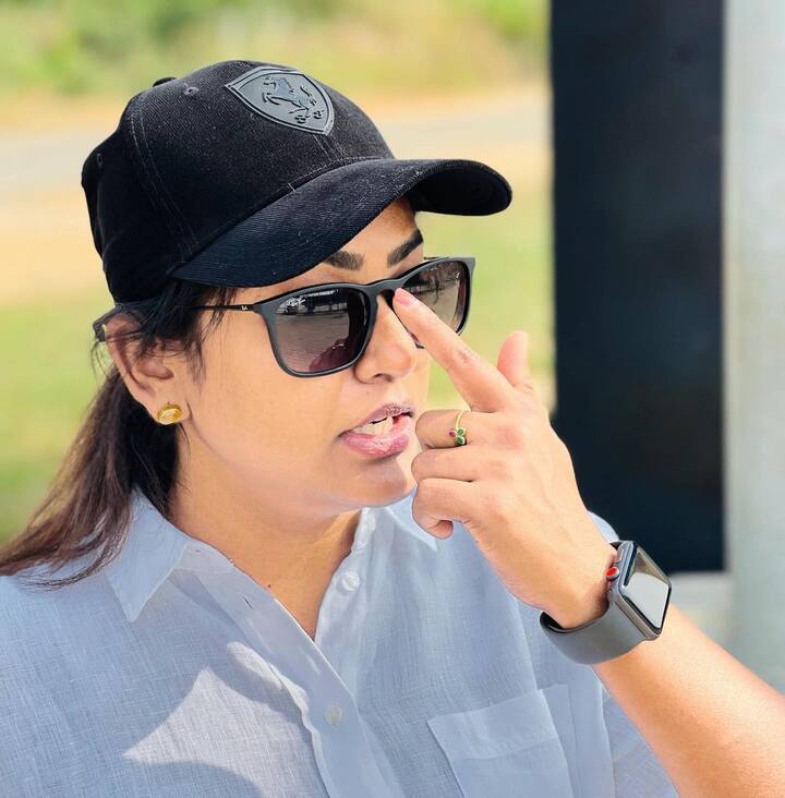 సీరియల్ లో పాత చీరలు, మెళ్లో తాళి, పాపిట్లో కుంకుమతో మధ్యతరగతి గృహిణిలా కనిపించే ప్రేమీ... మోడ్రన్ డ్రెస్సులో మాత్రం ఓ రేంజ్ లో ఉంటుంది.