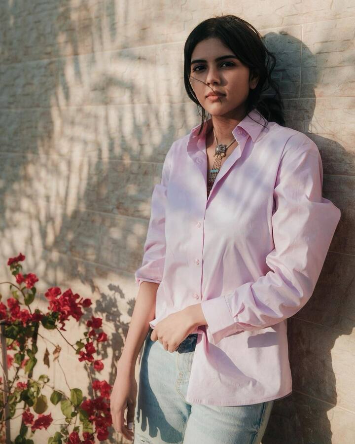 கியூட்டான ரோஸ் சட்டையில் கல்யாணி பிரியதர்ஷன்