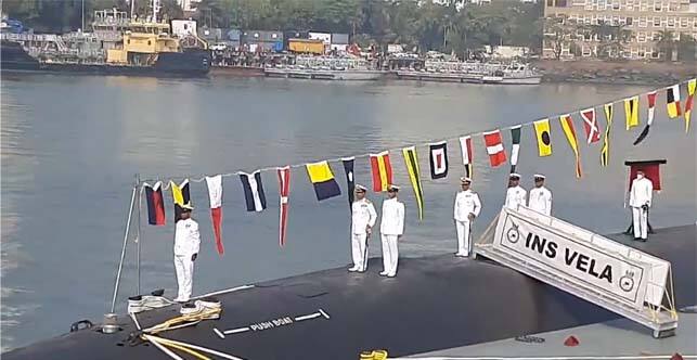 नौदल प्रमुख म्हणून मी सर्वांचे आभार मानतो. माझ्या कार्यकाळात प्रत्यक्ष नियंत्रण रेषेवर आणि कोरोनाचे मोठे आव्हान होते. त्यानंतरही आम्ही दुसऱ्या देशांमधून लिक्विड ऑक्सिजन आणले. (photo twitted by @DefPROMumbai)