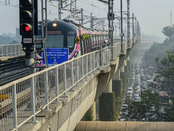 दिल्ली मेट्रो रेल कॉरपोरेशन लिमिटेड (डीएमआरसी) ने अपने नाम एक और उपलब्धि जोड़ते हुए बृहस्पतिवार को मेट्रो की 59 किलोमीटर लंबी पिंक लाइन पर चालक रहित ट्रेन संचालन शुरू किया. उच्च स्तर की इस तकनीक के प्रयोग के साथ दिल्ली मेट्रो अब ऐसे नेटवर्क के मामले में दुनिया में चौथे स्थान पर पहुंच गयी है.