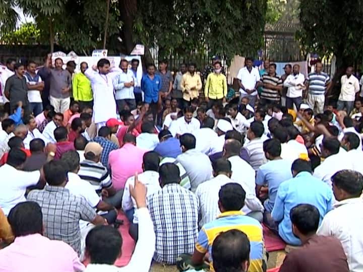 ST Workers Strike is not over ST protesters at Azad Maidan Demand for merger in State govt ST Workers Strike : संप मागे नाहीच! आझाद मैदानावरील एसटी आंदोलक कर्मचारी विलिनीकरणाच्या मागणीवर ठाम