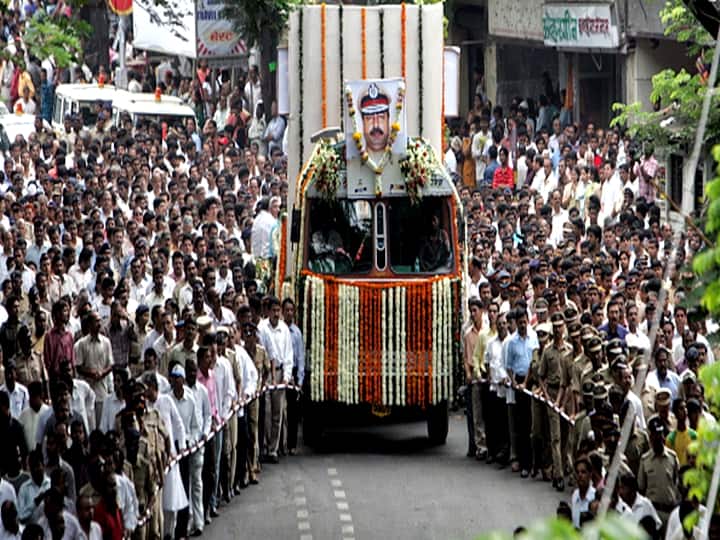 November 30, 2008: Police and local people escort a vehicle carrying the body of Hemant Karkare, chief of the police anti-terrorist squad in Mumbai, during his funeral in Mumbai. Karkare, Vijay Salaskar, Ashok Kamte were among the officers killed in the deady attacks. (File Photo: Getty Images)