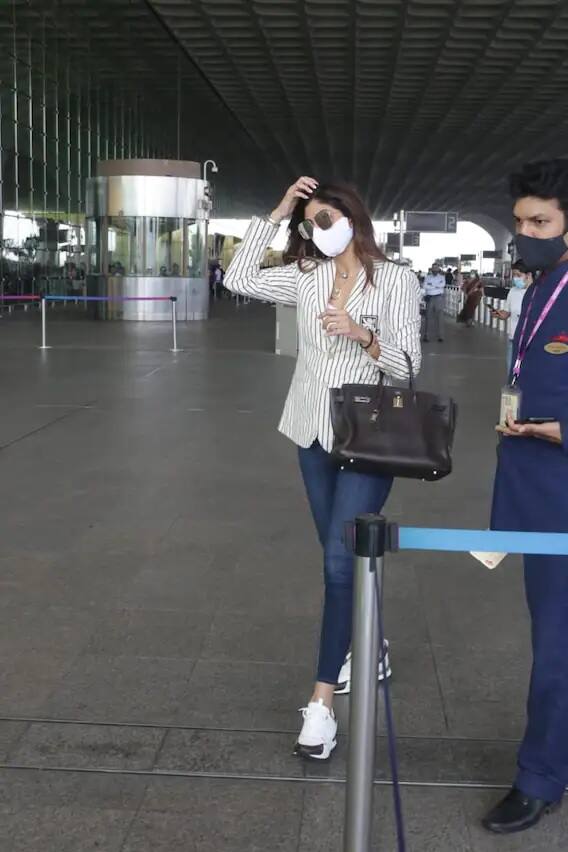 সম্প্রতি নিজেদের বৈবাহিক জীবনের ১২ বছর পূর্ণ করেছেন শিল্পা ও রাজ। নিজেদের বিবাহ বার্ষিকীতে সোশ্য়াল মিডিয়ায় আবেগঘন পোস্টও করেছেন শিল্পা।