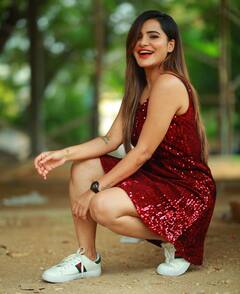 Ashu reddy Photos: పొట్టి గౌనులో అషురెడ్డి అందాల ఆరబోత