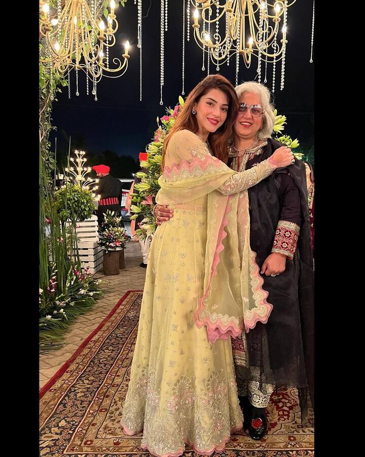 తల్లితో మెహ్రీన్ పిర్జాదా ఫోటోలు (Image credit: Instagram)