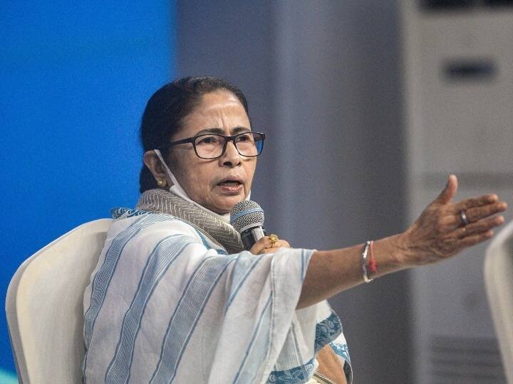 West Bengal CM Mamata Banerjee Mumbai Visit जब तक जियेंगे तब तक लढेंगे; ममता बॅनर्जींचा मुंबईत हल्लाबोल