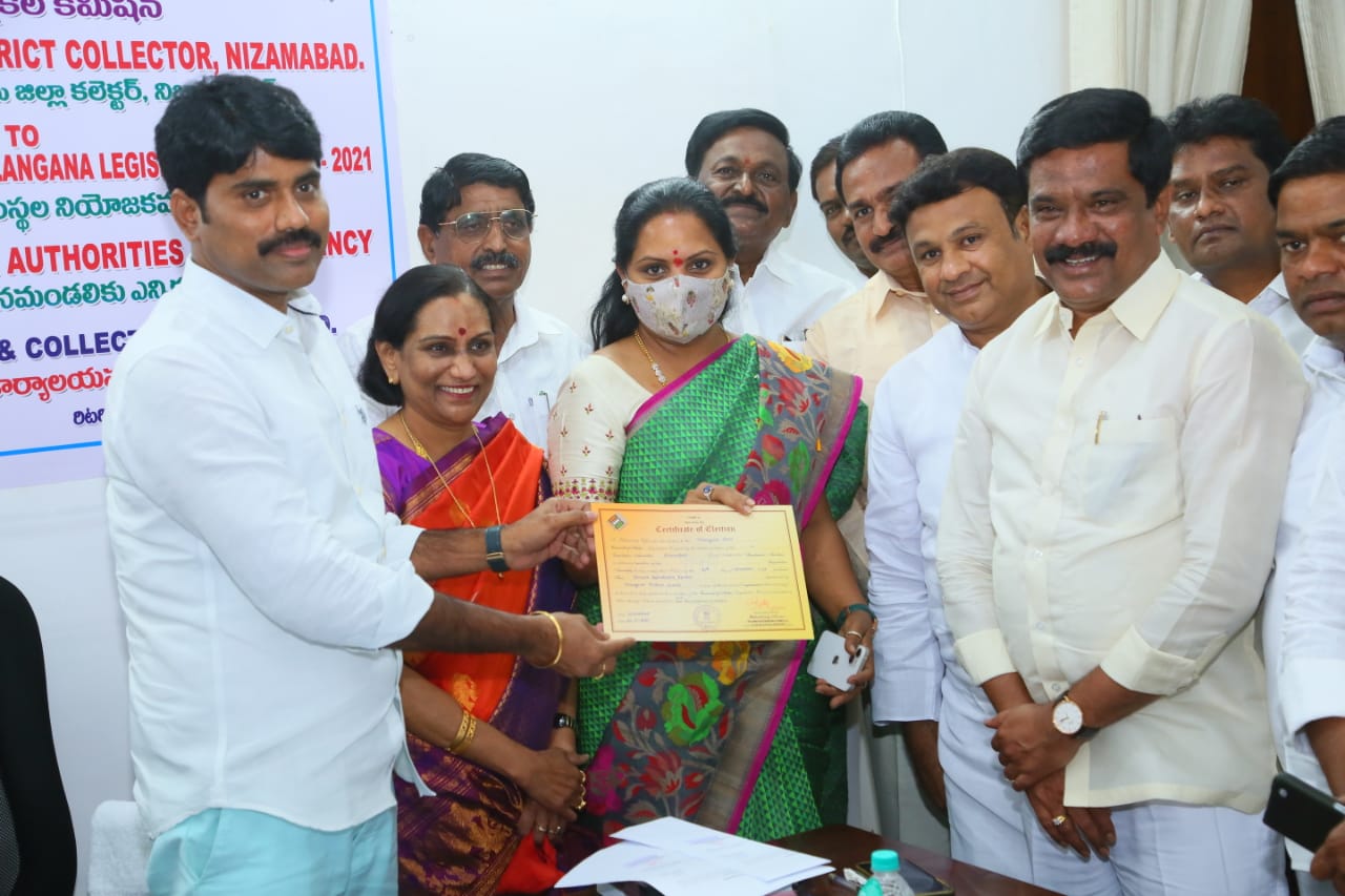 MLC Kavita :  ఎమ్మెల్సీగా కవిత ఏకగ్రీవం .. ధృవీకరణ పత్రం అందించిన రిటర్నింగ్ ఆఫీసర్ !