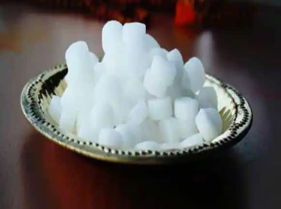 ঘরের নেতিবাচকতা দূর করতে দু-বেলা কর্পূর জ্বালান। এ ছাড়া ঘরে কাঁটা জাতীয় গাছ না রাখারই পরামর্শ দেন বিশেষজ্ঞরা।
