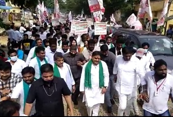 Janasena :  నాడు సందుల్లో తిరిగి ముద్దులు పెట్టారు..నేడు కంటికి కనిపించడం లేదు .. జగన్‌పై జనసేన సెటైర్లు !