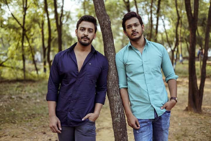 একটি ত্রিকোণ প্রেমের গল্পকে কেন্দ্র করে এগিয়েছে এই ছবি।