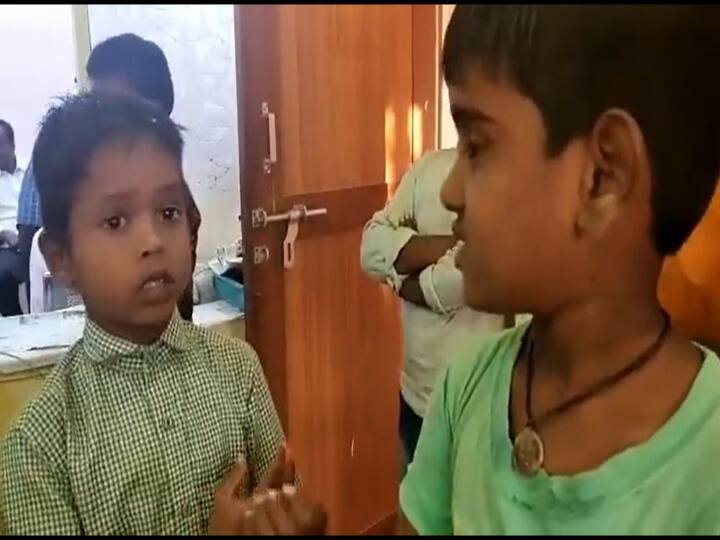 Andhra Pradesh: Little Boys went police station says File a case, he stole my pencil- Watch Video Watch Video: பிடிச்சு ஜெயில்ல போடுங்க சார்... ! காவல் நிலையத்தை காமெடி நிலையமாக்கிய சிறுவர்கள்...! - வைரல் வீடியோ