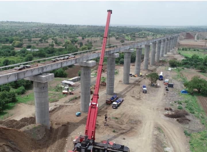बीड जिल्ह्याच्या दृष्टीने अत्यंत महत्त्वाचा समजला जाणारा रेल्वे प्रकल्प आता पूर्णत्वाकडे जात असल्याचे दिसून येत आहे. अहमदनगर ते आष्टी या 60 किलोमीटर अंतराचे काम पूर्ण झाले असून आज अहमदनगरहून कड्यापर्यंत रेल्वे इंजिनने ट्रॅकची चाचणी केली.
