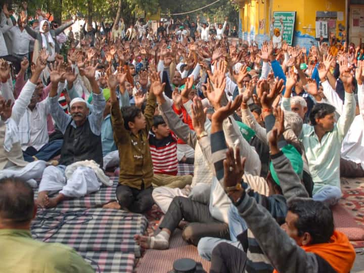 One Year Of Farmers' Protest: Delhi Police Tightens Security As Crowd Gathers At Ghazipur Border One Year Of Farmers' Protest: Delhi Police Tightens Security As Crowd Gathers At Ghazipur Border