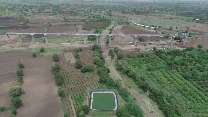 पटरीवरून रेल्वे इंजिन धावतानाचे चित्र पाहून जिल्हावासियांना स्वप्न पूर्ण होत असल्याचा आनंद ओसंडून वाहत होता. मात्र आता रेल्वे कधी धावणार याकडे प्रतीक्षा लागली आहे.