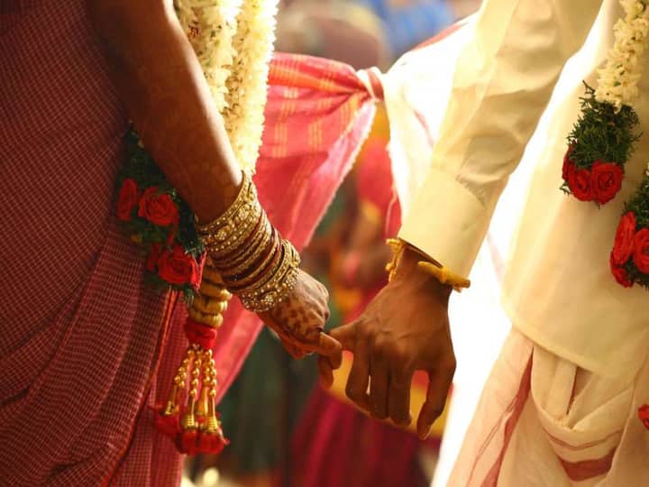 mumbai vashi news wife gives cheating allegations on husband पतीच्या दुसऱ्या लग्नात पहिल्या पत्नीचा धुमाकूळ, राडा घालत मोडलं लग्न 