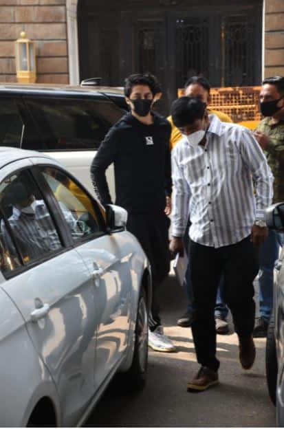 ৩০ অক্টোবর জেল থেকে ছাড়া পেয়েছেন আরিয়ান খান। ২ নভেম্বর শাহরুখের জন্মদিন ছিল। তার তিনদিন আগে ছেলেকে নিয়ে বাড়ি ফেরেন অভিনেতা। আগের দিন আরিয়ানের রিলিজ অর্ডার পৌঁছে যায় জেলের বেল বক্সে। সকালে মন্নত থেকে বিশাল কনভয় আর্থার রোড জেলে পৌঁছয়।