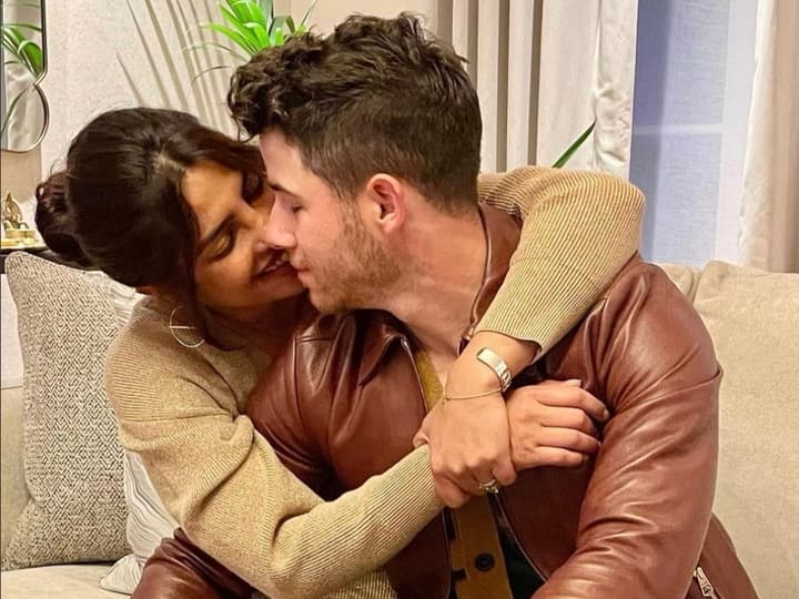 Priyanka Chopra leans in to kiss Nick Jonas in his Thanksgiving post, he says ‘grateful for you’. See pic Priyanka Chopra Jonas | நன்றி ப்ரியங்கா.. முத்தமிட்டு விவாகரத்து வதந்திகளுக்கு முற்றுப்புள்ளி வைத்தார் நிக் ஜோனஸ்