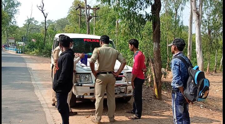 যদিও প্রশাসনের তরফে সতর্কতামূলক ব্যবস্থা নেওয়া হয়েছে। শান্তিনিকেতনের সোনাঝুরি খোয়াই হাট যাওয়ার আগেই প্রশাসনের তরফ থেকে চলছে নজরদারি। অযথা যাঁরা মাস্ক ছাড়া বেরিয়েছেন তাঁদের বিরুদ্ধে যথাযথ ব্যবস্থাও নেওয়া হচ্ছে।