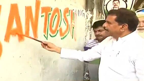 Kolkata Municipal Election: দিন ঘোষণার পরই নিজের প্রচারে কংগ্রেসের বিদায়ী কাউন্সিলর, শুরু দেওয়াল লিখনও| Bangla News