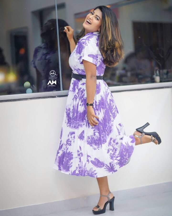 धनश्री सर्वांना नंदिनी म्हणूनच माहित आहे. या मालिकेत ती गावरान रुपात दिसली. तिची कोल्हापुरी भाषा आणि तिचा गावरान अवतार लोकांना भावला होता.(photo:kadgaonkar_dhanashri/ig)