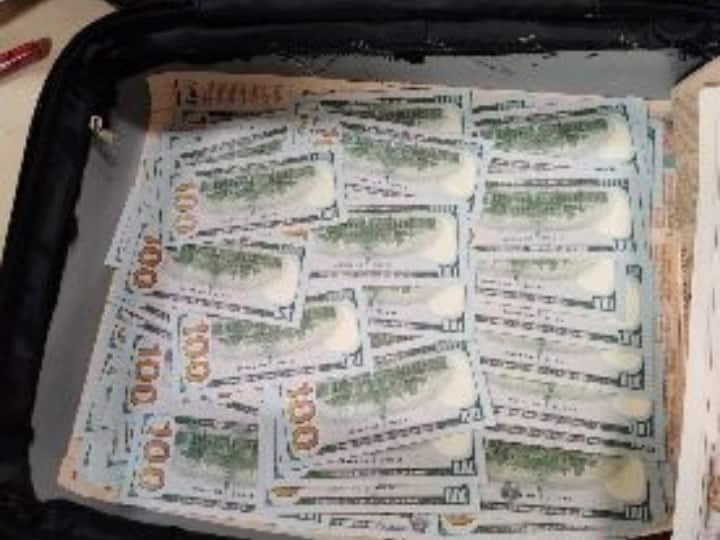 DRI arrested two peesons for carrying Rs 3 7 crore foreign currency at Mumbai airport   मुंबई विमानतळावर 3.7 कोटी रुपयांचे परकीय चलन बाळगणाऱ्या दोघांना अटक, महसूल गुप्तचर संचालनालयाची कारवाई