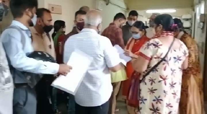 કોરોના સહાયના ફોર્મ જમા કરવા અમદાવાદીઓની રઝળપાટ, તંત્રની બેદકારી આવી સામે Ahmedabad people face problem to fill form of corona compensation કોરોના સહાયના ફોર્મ જમા કરવા અમદાવાદીઓની રઝળપાટ, તંત્રની બેદકારી આવી સામે