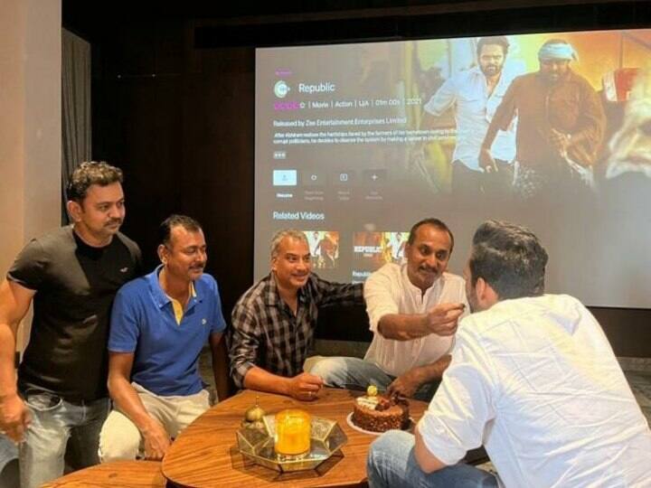 Hero Sai Dharam Tej celebrates the release of Republic movie in Zee5 OTT with his team Sai Dharam Tej: ఆ తర్వాత మళ్లీ ఇప్పుడే సాయి ధరమ్ తేజ్ ఫొటోలు వచ్చాయి! స‌క్సెస్ సెల‌బ్రేష‌న్స్‌లో...