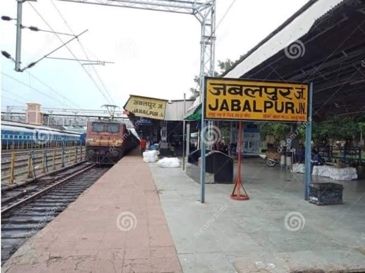 Platform ticket prices reduced in this city of Madhya Pradesh, know how much you will get ANN Madhya Pradesh News: मध्य प्रदेश के इस शहर में  प्लेटफॉर्म टिकट हुआ सस्ता, जानें कितनी चुकानी होगा अब कीमत