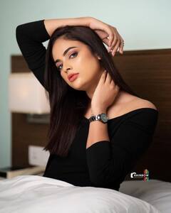 Nandita Swetha pics: கருப்பு வெள்ளை பூக்கள் உண்டா..?  நந்திதாவின் லேட்டஸ்ட் கிளிக்ஸ்..!
