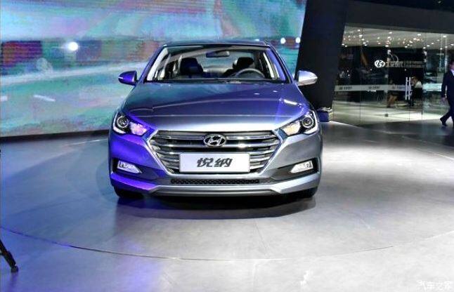 Hyundai Verna-র 1.0-লিটার টার্বো-GDI পেট্রোল ইঞ্জিন একটি 7-স্পিড DCT অটোমেটিক গিয়ারবক্স দেয়। সেখানে   1.5-লিটার MPI পেট্রোল ইঞ্জিনটি 6-স্পিড MT ছাড়াও একটি IVT অটোমেটিক ভার্সানে আসে। 1.5লিটার CRDi ডিজেল ইঞ্জিনটি   6-স্পিড MT ও 6-স্পিড AT টর্ক কনভার্টার অপশনে পাওয়া যায়।