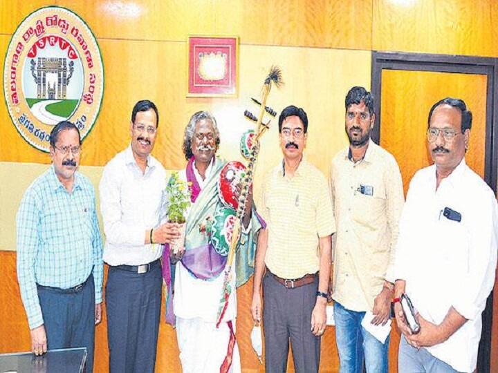 Kinnera Mogulaiah gets free access By VC Sajjanar to travel in TSRTC Buses TSRTC: కిన్నెర మొగులయ్యకు ఎండీ సజ్జనార్ బంపర్ ఆఫర్.. ఎందుకంటే..