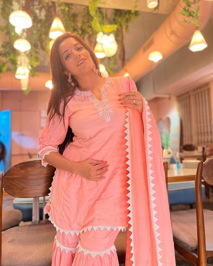 मोनालिसा ने जो लेटेस्ट फोटो शेयर की है उसमें उनका देसी अंदाज देखने को मिल रहा है. पिंक शरारा सूट में मोनालिसा कहर ढा रही हैं.