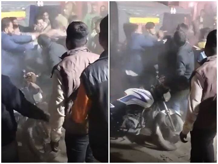 UP News: Fight between two groups in front of police in Kannauj, video went viral on social media ann Kannauj News: बीच सड़क पर दो गुटों में जमकर चले लात-घूंसे, मूकदर्शक बनकर देखती रही पुलिस