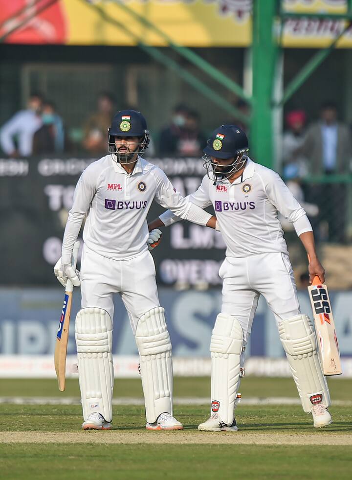 श्रेयस अय्यरनं काल कसोटीमध्ये पदार्पण केलं.  पहिल्या सामन्यातच त्याने अर्धशतक झळकावलं असून सध्या तो 136 चेंडूत 75 धावांवर खेळत आहे. (PTI Gallery)