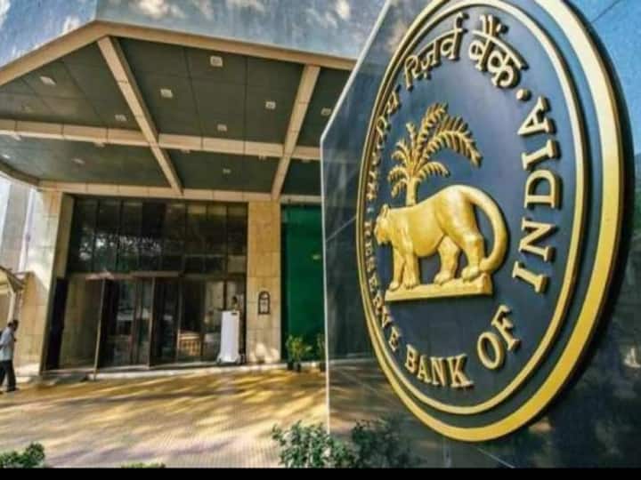 Rbi Imposed A Fine Of Rs 1 Crore On Sbi and two other payment system operator स्टेट बँकेला RBIचा दणका; ठोठावला एक कोटींचा दंड