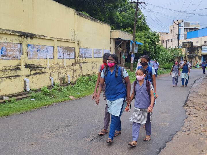 Maharashtra School Reopen students Enthusiasm in rural areas, 11 lakh students attend school on first day School Reopen : ग्रामीण भागात विद्यार्थ्यांचा उत्साह, पहिल्याच दिवशी 11 लाख विद्यार्थ्यांची शाळेत उपस्थिती