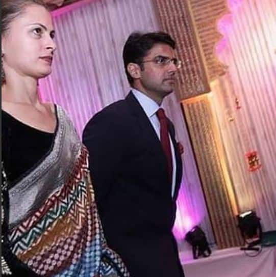 लंदन में पढ़ाई पूरी हो जाने के बाद सचिन पायलट दिल्ली लौट आए  थे और सारा अपनी पढ़ाई पूरी करने के लिए लंदन में ही थीं. लेकिन  इस दूरी के बाद भी दोनों के बीच का प्यार बना रहा. दोनों ई-मेल और फोन जरिए रोजाना एक दूसरे से बात किया करते थे.