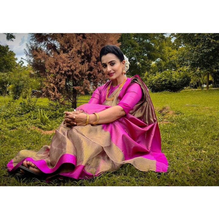 ‘‘ఫ్యాషన్ డిజైనర్గా చేస్తున్న సమయంలో తన స్నేహితులు ఓ కన్నడ ప్రాజెక్ట్ కోసం ఆడిషన్ ఇవ్వమని అడిగారట. తన తొలి పాత్ర శవంలా పడుకోవడమే. నో డైలాగ్స్... నో ఎక్స్ప్రెషన్స్. అదీ ఓ షార్ట్ఫిలిం కోసం. ఆ సినిమా కెమెరామెన్ తన తండ్రికి స్నేహితులు కావడంతో ఏం మాట్లాడలేకపోయాను అంటారు అర్చన. అలా ప్రారంభమైన నటనా ప్రయాణంలో ఇప్పుడు నటిగా విశ్వరూపం చూపుతోంది అర్చన.