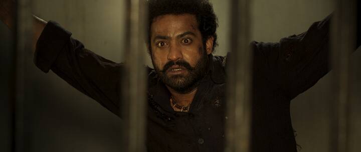 యంగ్ టైగర్ ఎన్టీఆర్... పాటలో ఆయన ఎమోషనల్ ఎక్స్‌ప్రెష‌న్స్ ప్రేక్ష‌కుల్ని ఆక‌ట్టుకుంటున్నాయి. (Image Credit: RRR movie team)