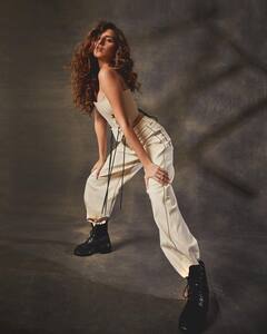 Tara Sutaria Photos: व्हाइट ड्रेस, काला चश्मा... गजब है तारा सुतारिया का स्वैग, एक्ट्रेस के इस ग्लैमरस अंदाज़ ने बढाया इंटरनेट का पारा