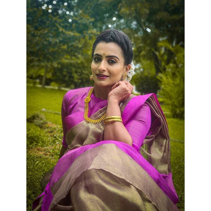 వయసు చిన్నదే అయినా ఇంచుమించు తన వయసుతో సమానమైన వాళ్లకి తల్లిగా , అత్తగా నటించి మెప్పిస్తోంది అర్చనా అనంత్. 'కార్తీకదీపం'తో పాటూ 'కేరాఫ్ అనసూయ' సీరియల్ లోనూ నటిస్తోంది.