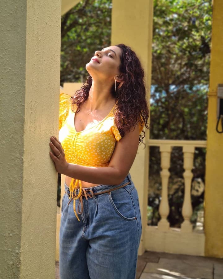 उर्मिलाने हे फोटो शेअर करताना  'Sunshine state of mind 🌞' असे कॅप्शन दिले आहे (photo:urmilakothare/ig)