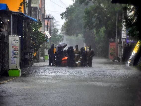 TN Rain Alert: 5 killed, 10,500 moved to relief camps TN Rain Alert: তামিলনাড়ুতে বৃষ্টিতে মৃত ৫, ত্রাণশিবিরে ১০,৫০০ জন