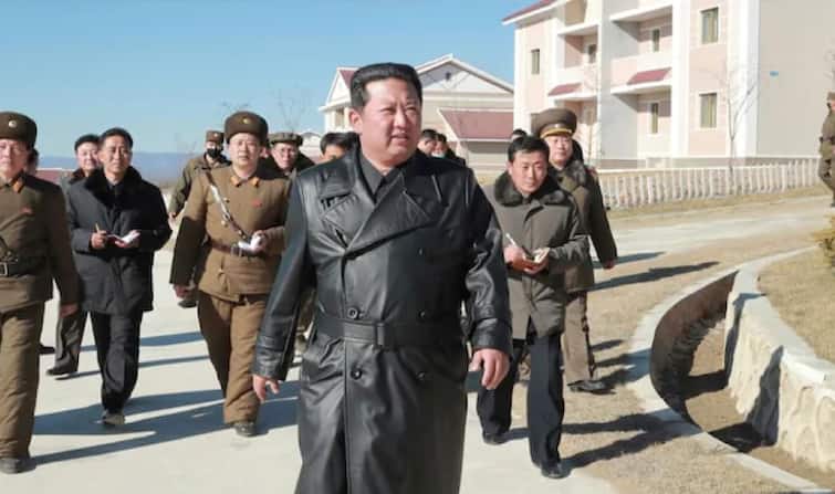 Kim Jong Un Bans Leather Coats In North Korea Kim Jong Un : उत्तर कोरियामध्ये लेदर जॅकेट घालण्यावर बंदी, किम जोंग उनची नक्कल कराल तर...