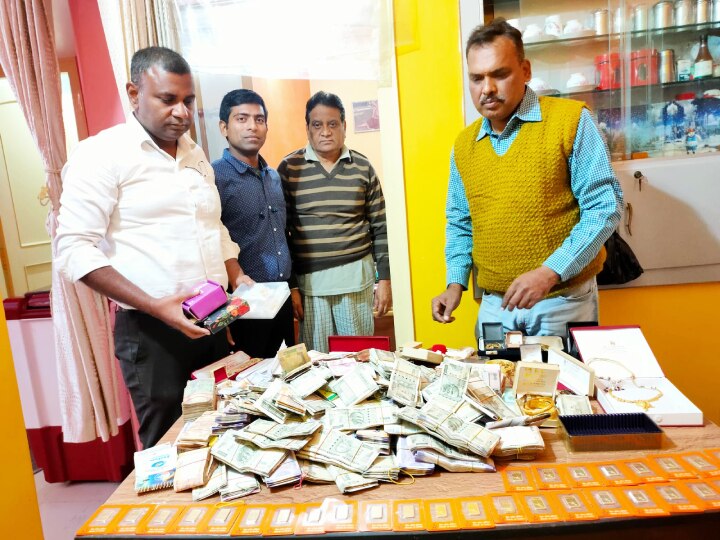 बिहार: विजिलेंस की छापेमारी में मिले सोने के बिस्किट और 30 लाख नकद, खनन मंत्री जनक राम के OSD के यहां RAID
